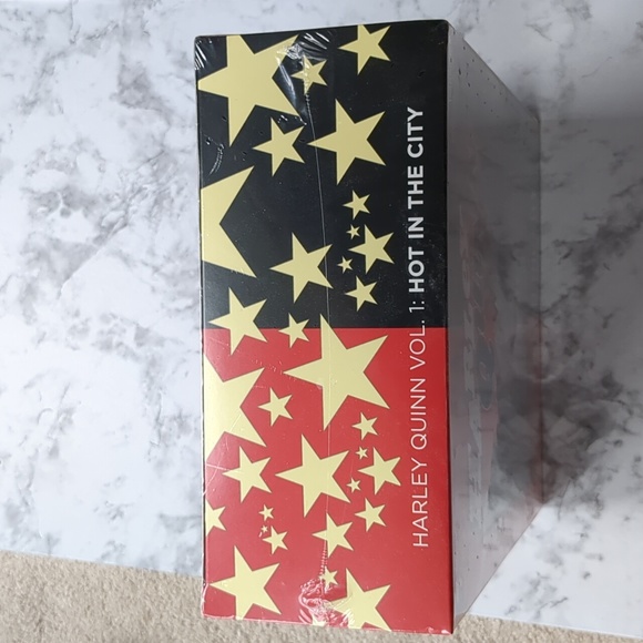 Harley Quinn Book & Mask - Picture 5 of 6